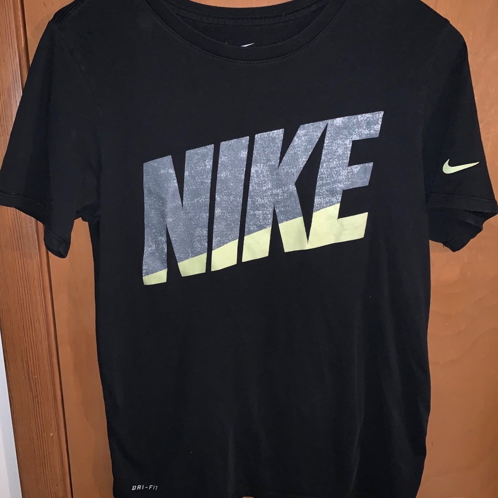 Men’s athletic cut The Nike Tee